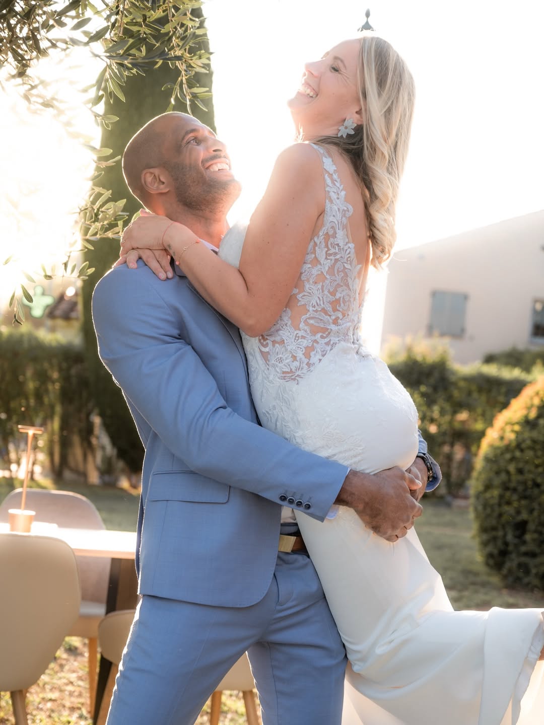 Couple dans un jardin, couronne de fleurs