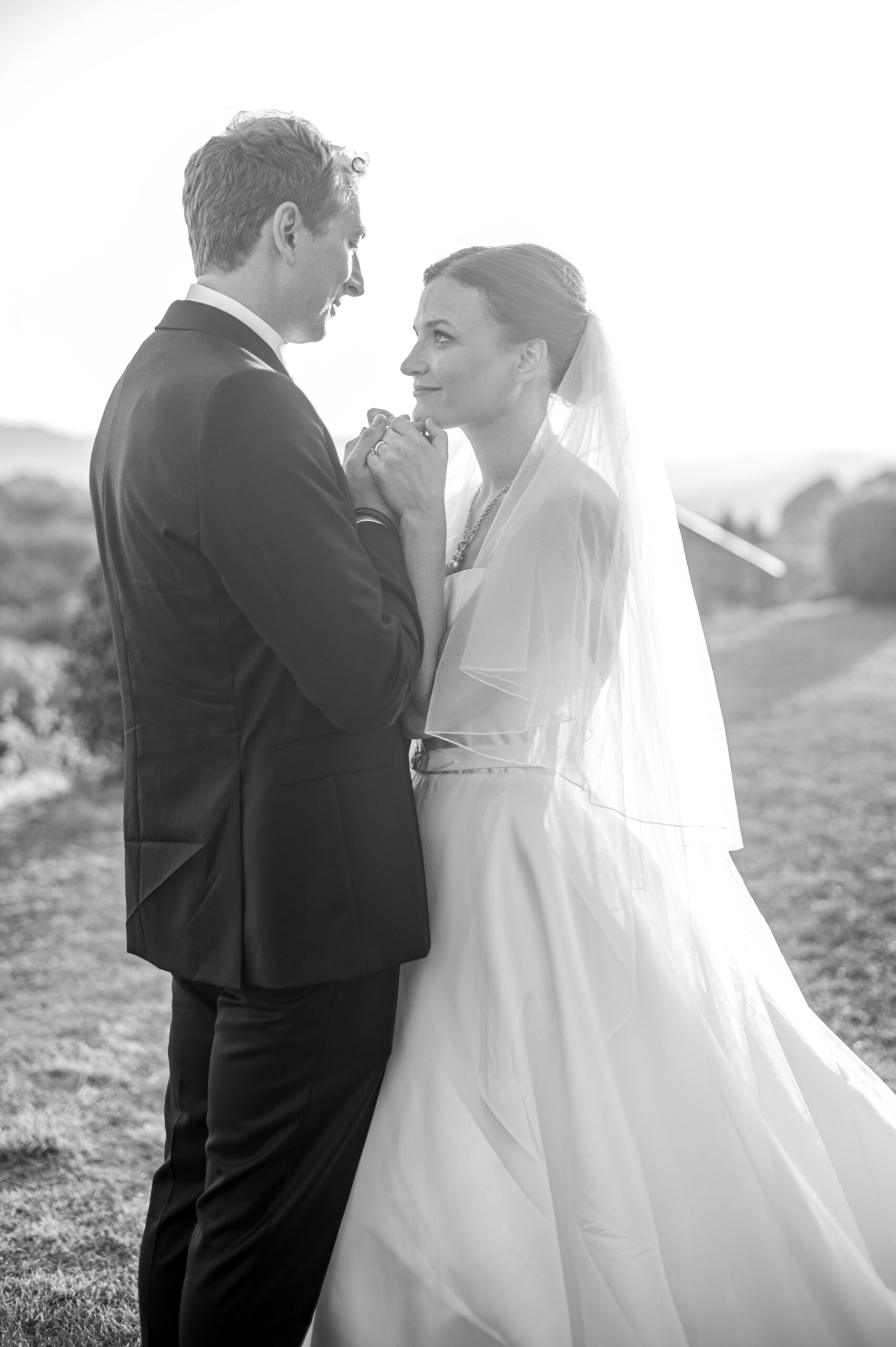 Couple de mariés en noir et blanc