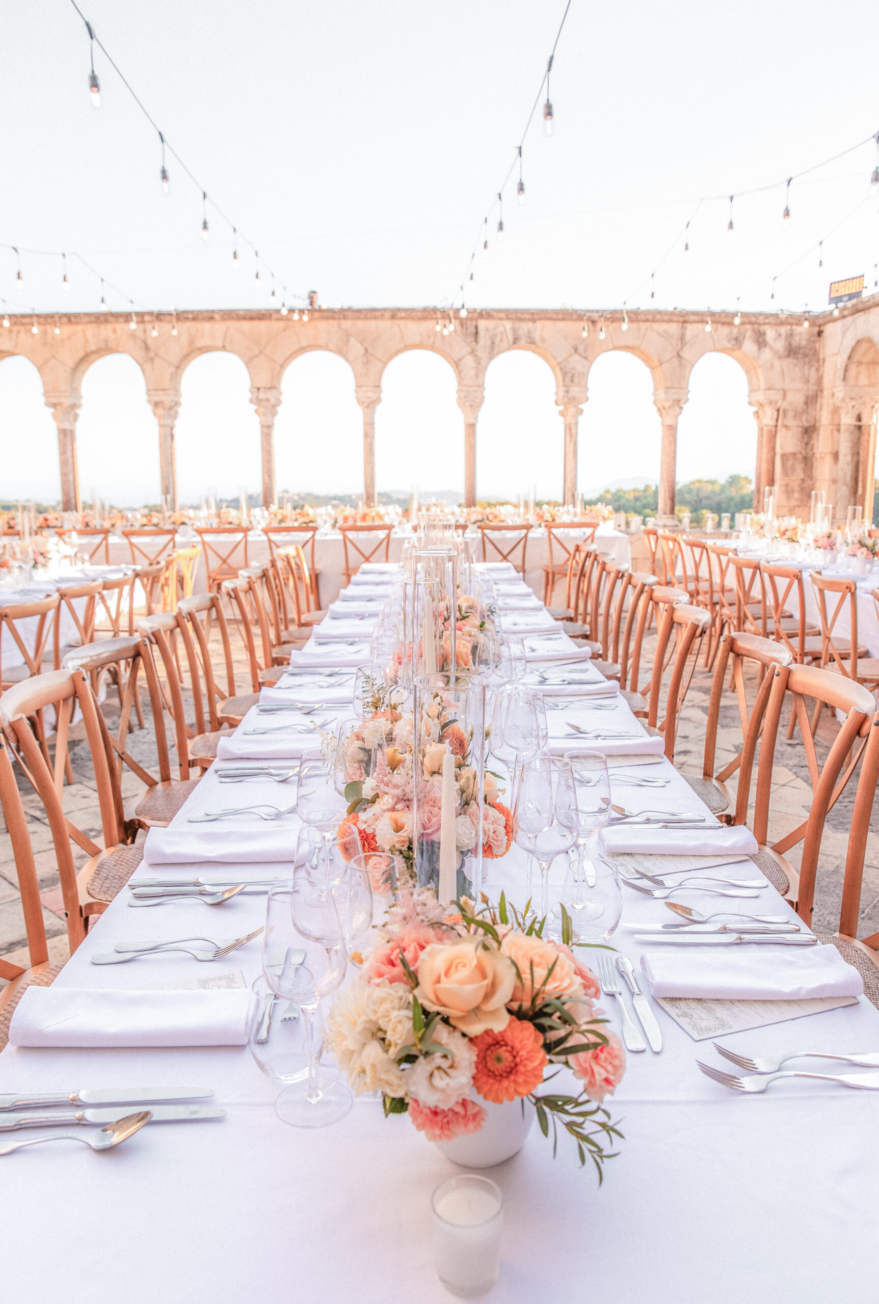 Table de réception sous les arches au coucher du soleil