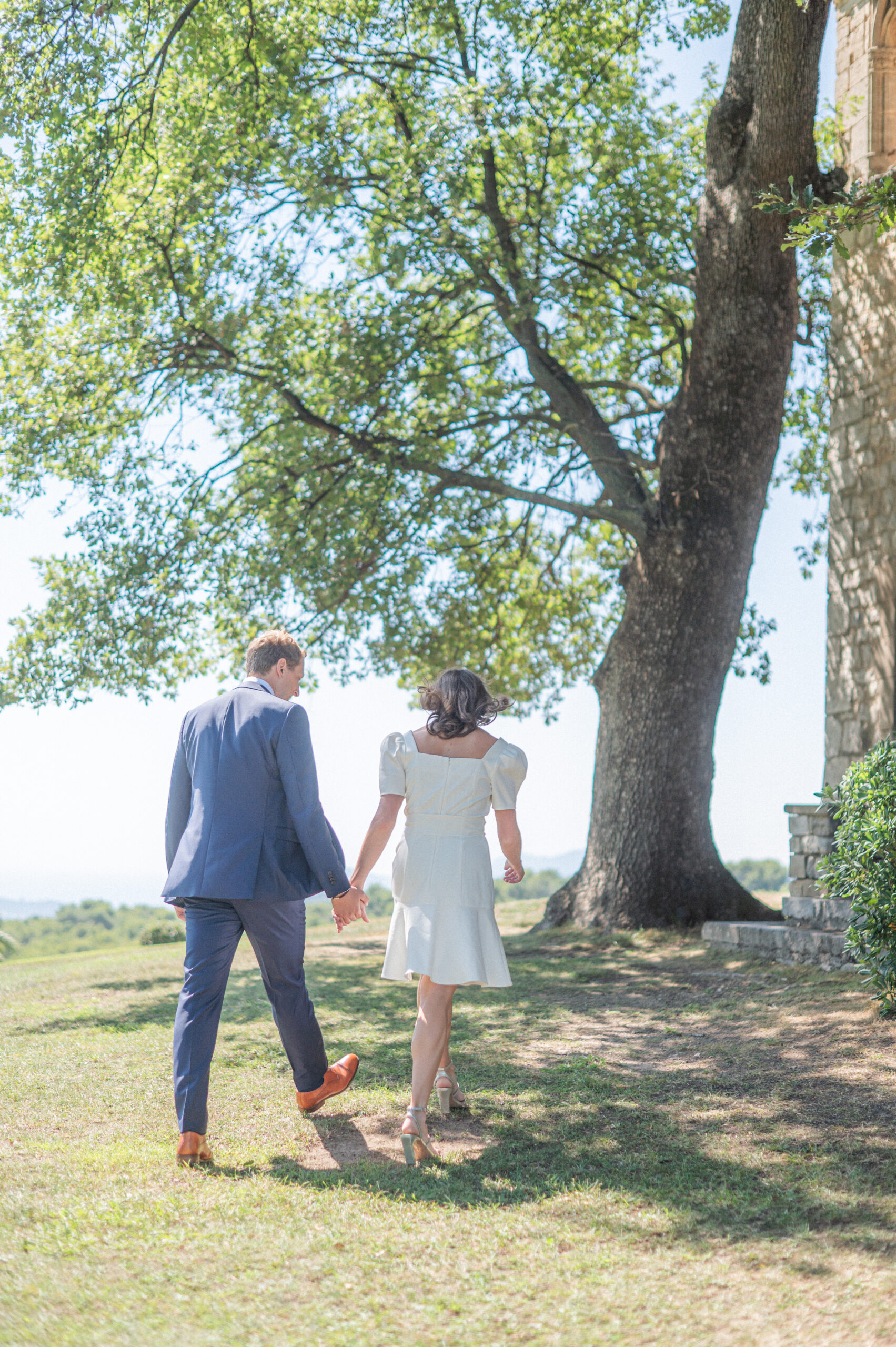Couple marchant sous un grand arbre