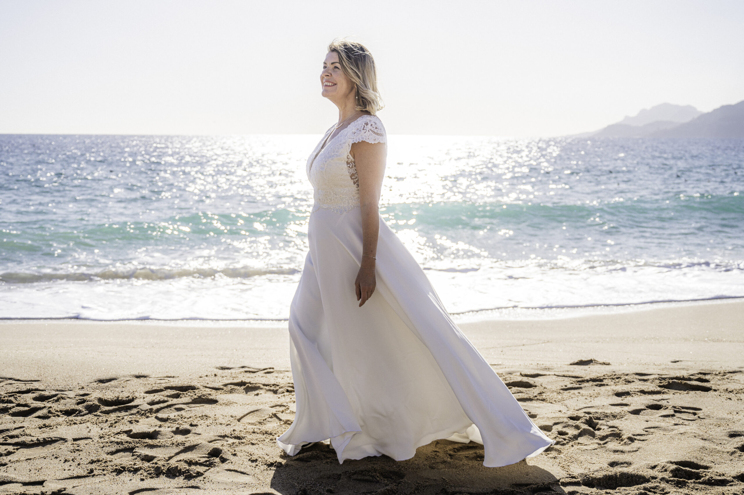 Mariée marchant sur la plage
