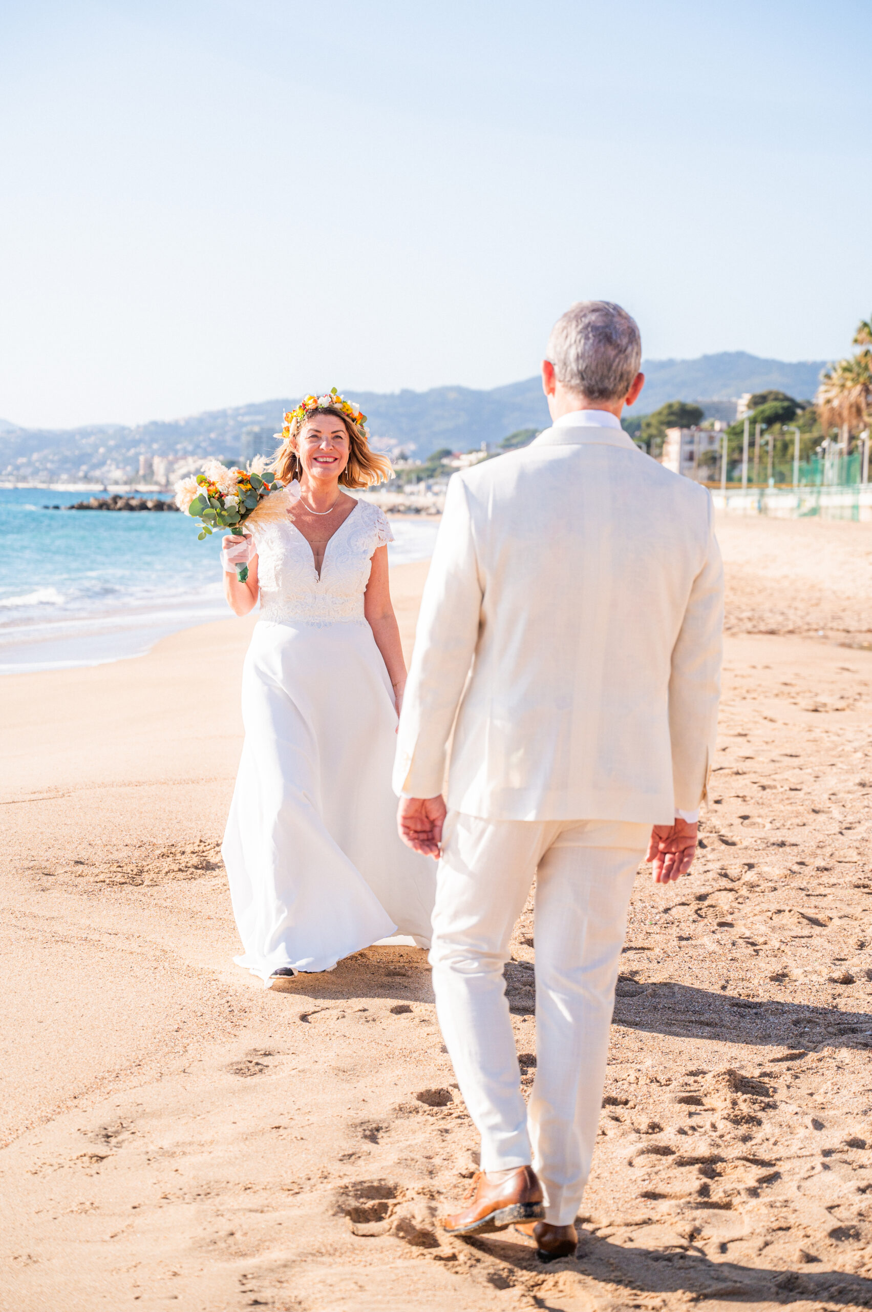 Mariés sur la plage, couronne de fleurs