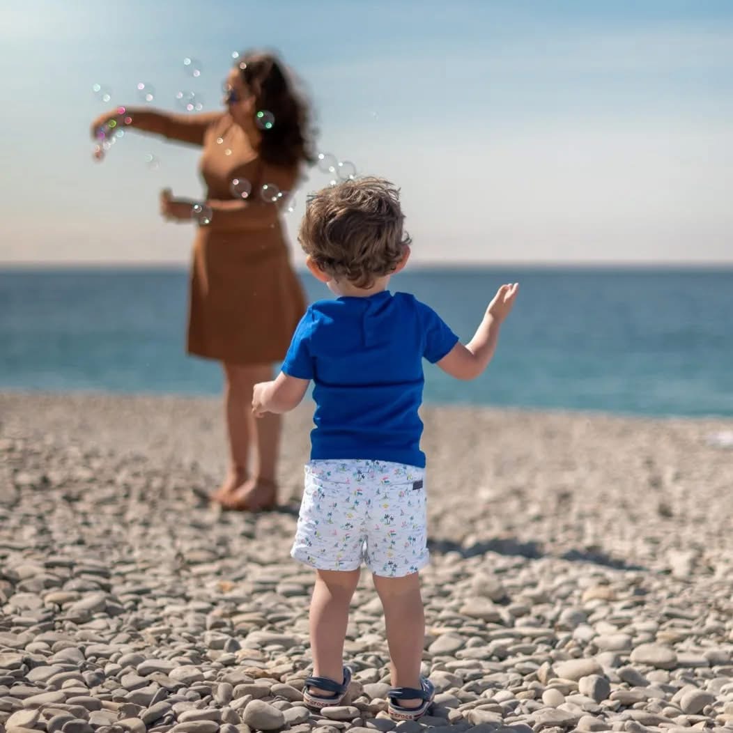 Enfant et bulles sur la plage