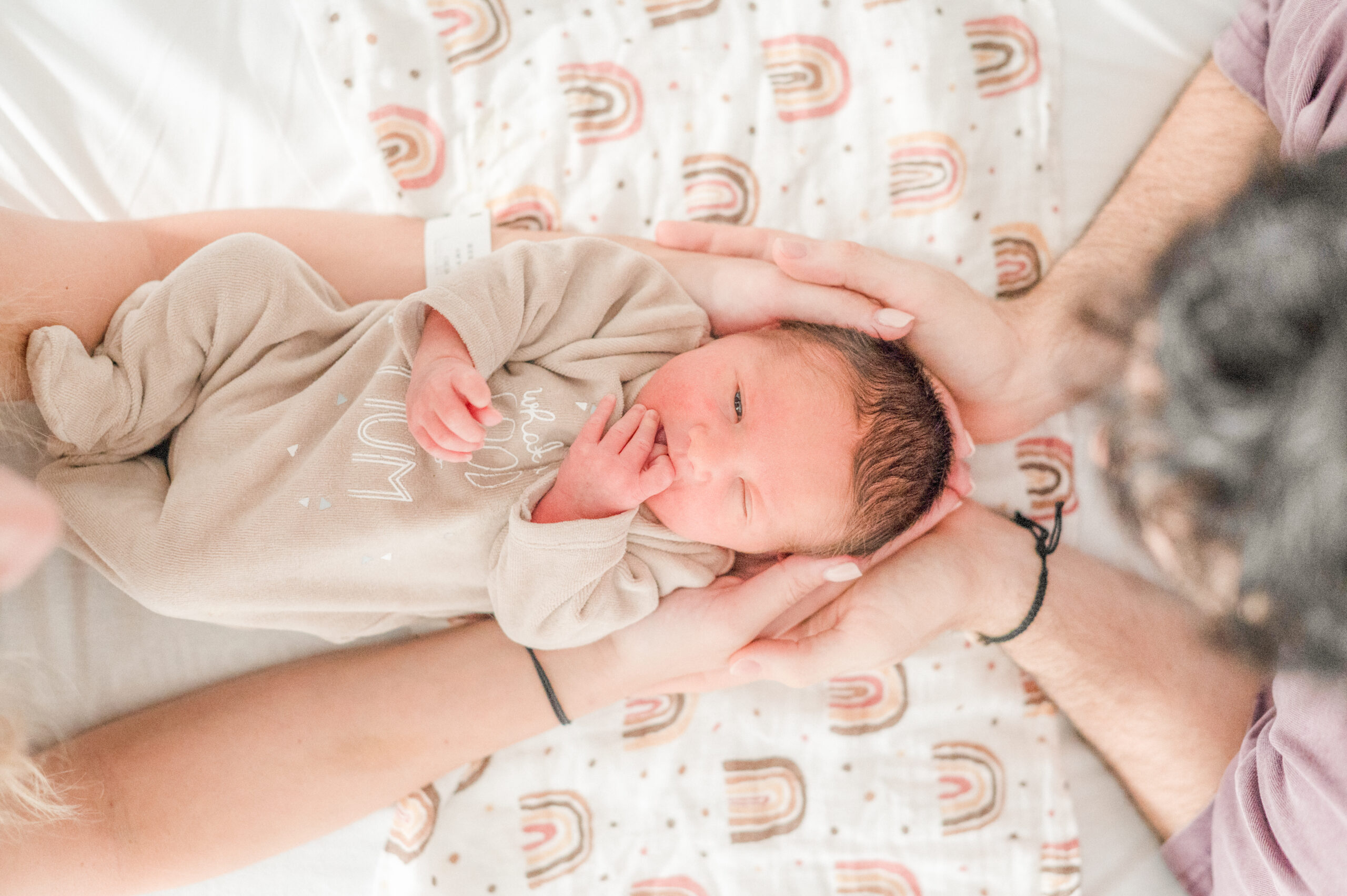 Nouveau-né dans les mains de ses parents