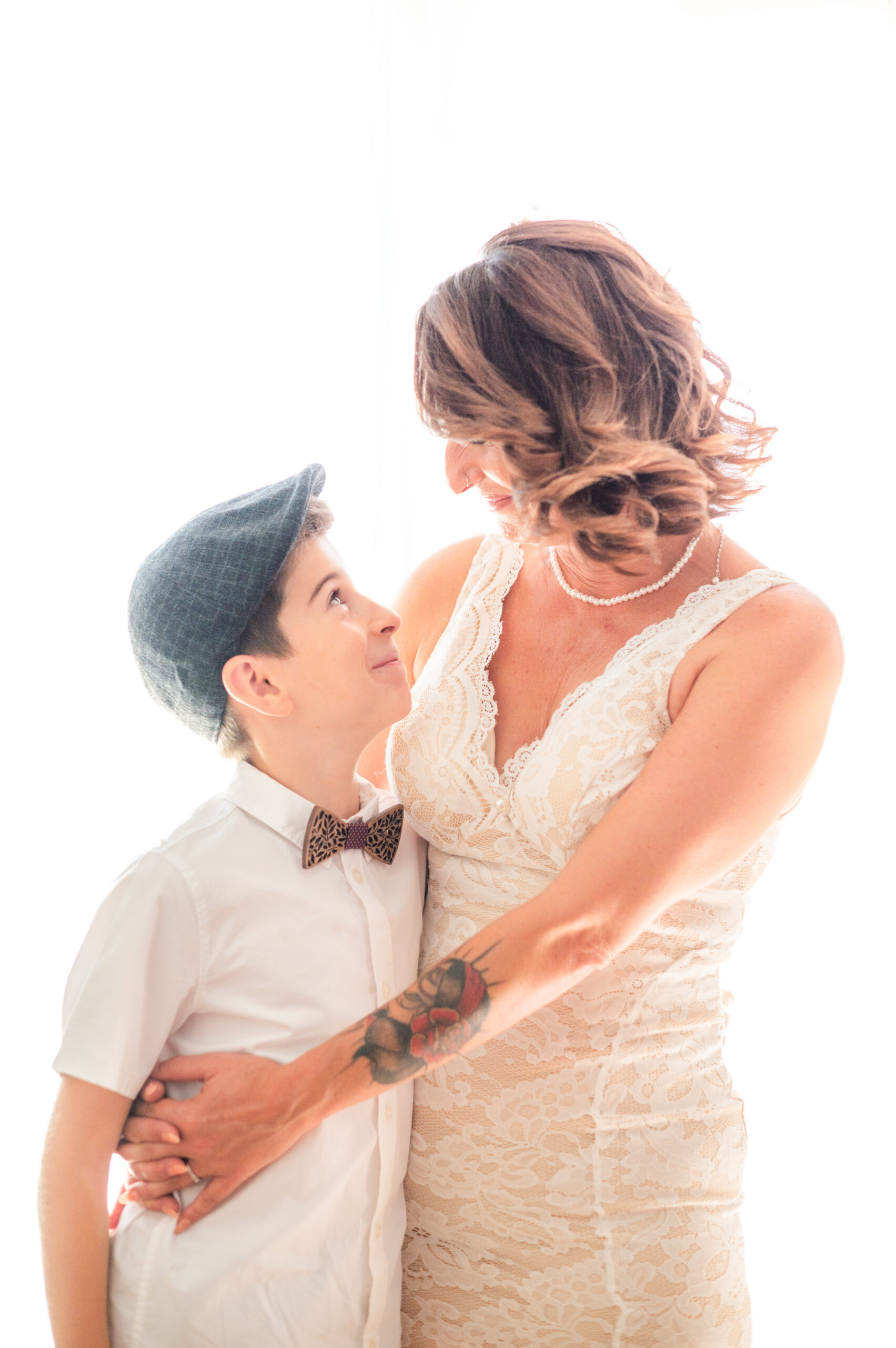 Moment tendre mère et fils au mariage